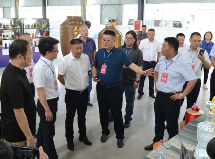 倡导文化融合 促进产业融合｜隆昌市陶瓷产业高质量发展研讨会走进十博体育官方网站实业基地